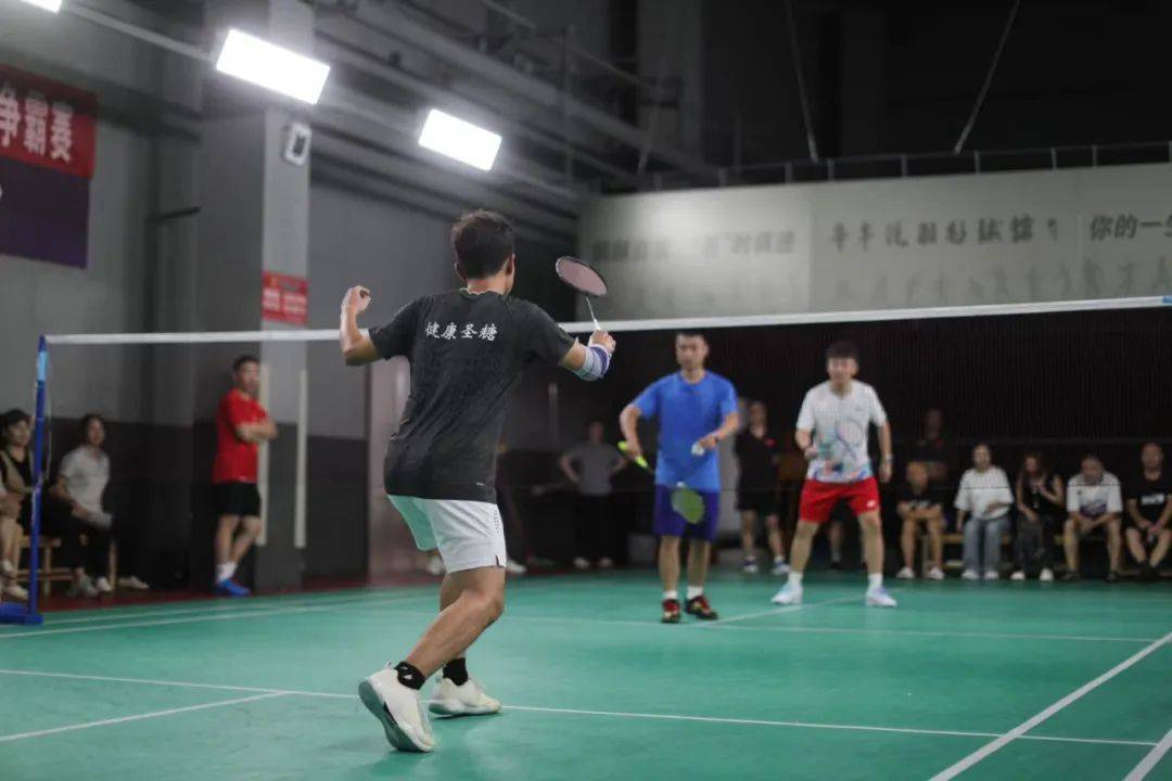 包含共赴疯狂竞技，球队全力拼搏冲刺胜利的词条