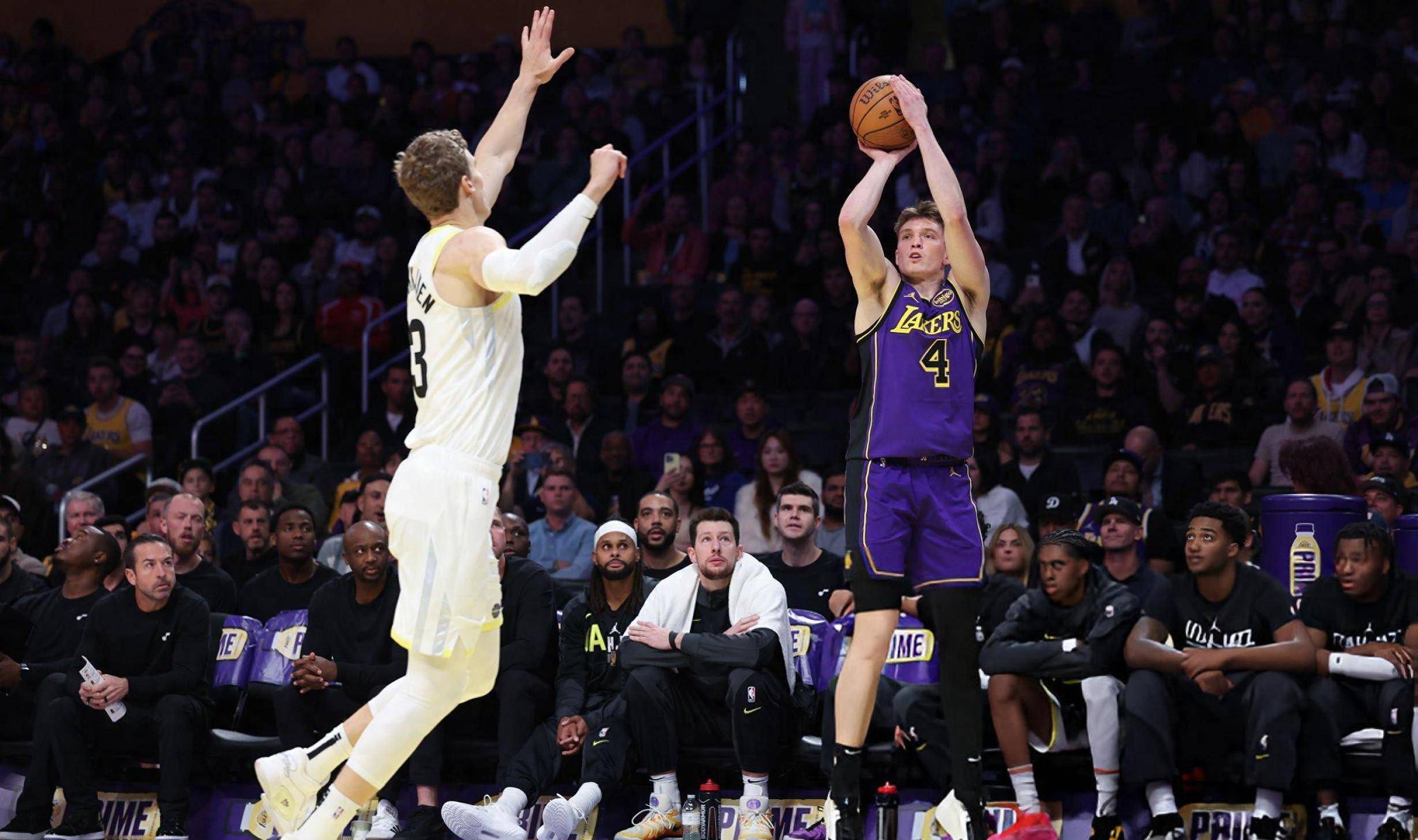 球员在全球篮球比赛中被誉为最佳新秀