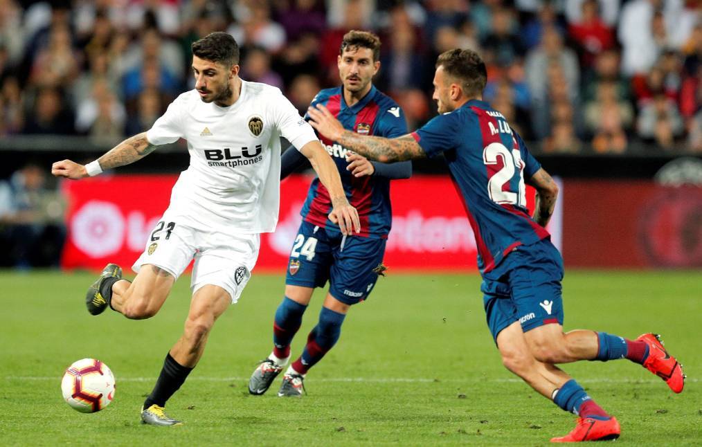 包含西班牙队实力碾压对手，轻松晋级四强的词条