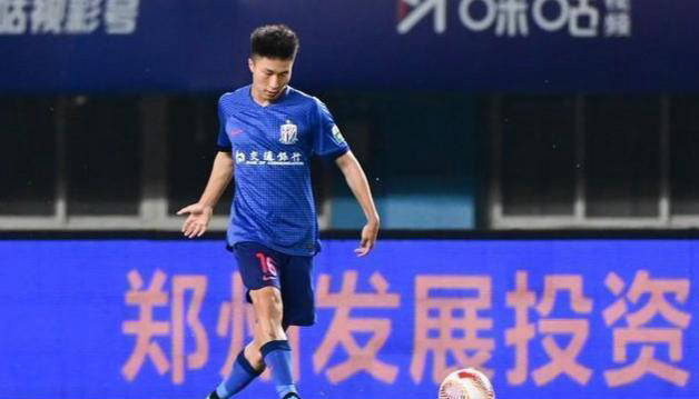 大连一方球员展现出色表现，全力冲刺前进的简单介绍