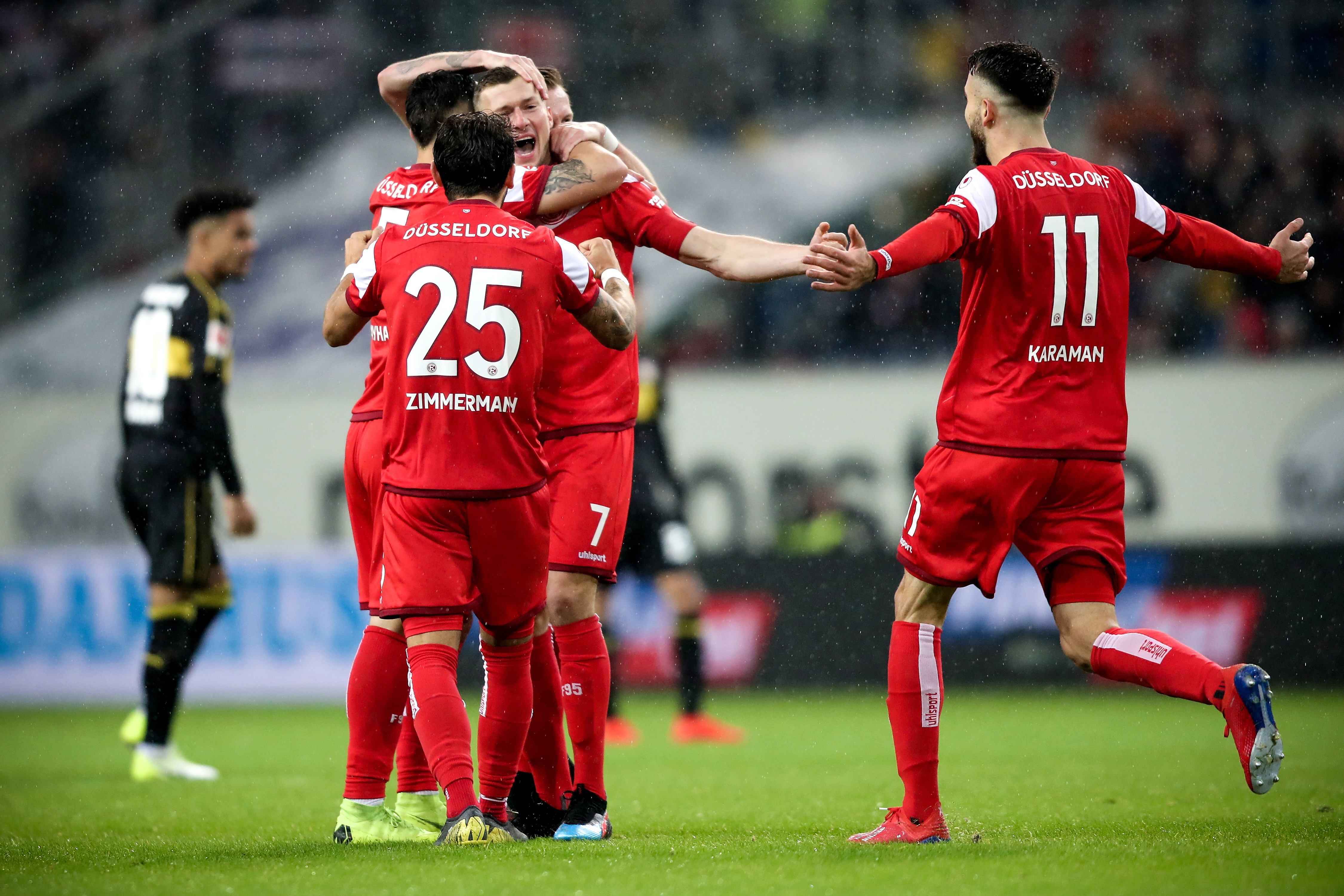 包含莱比锡红牛主场告负汉堡，遭遇两连败的词条