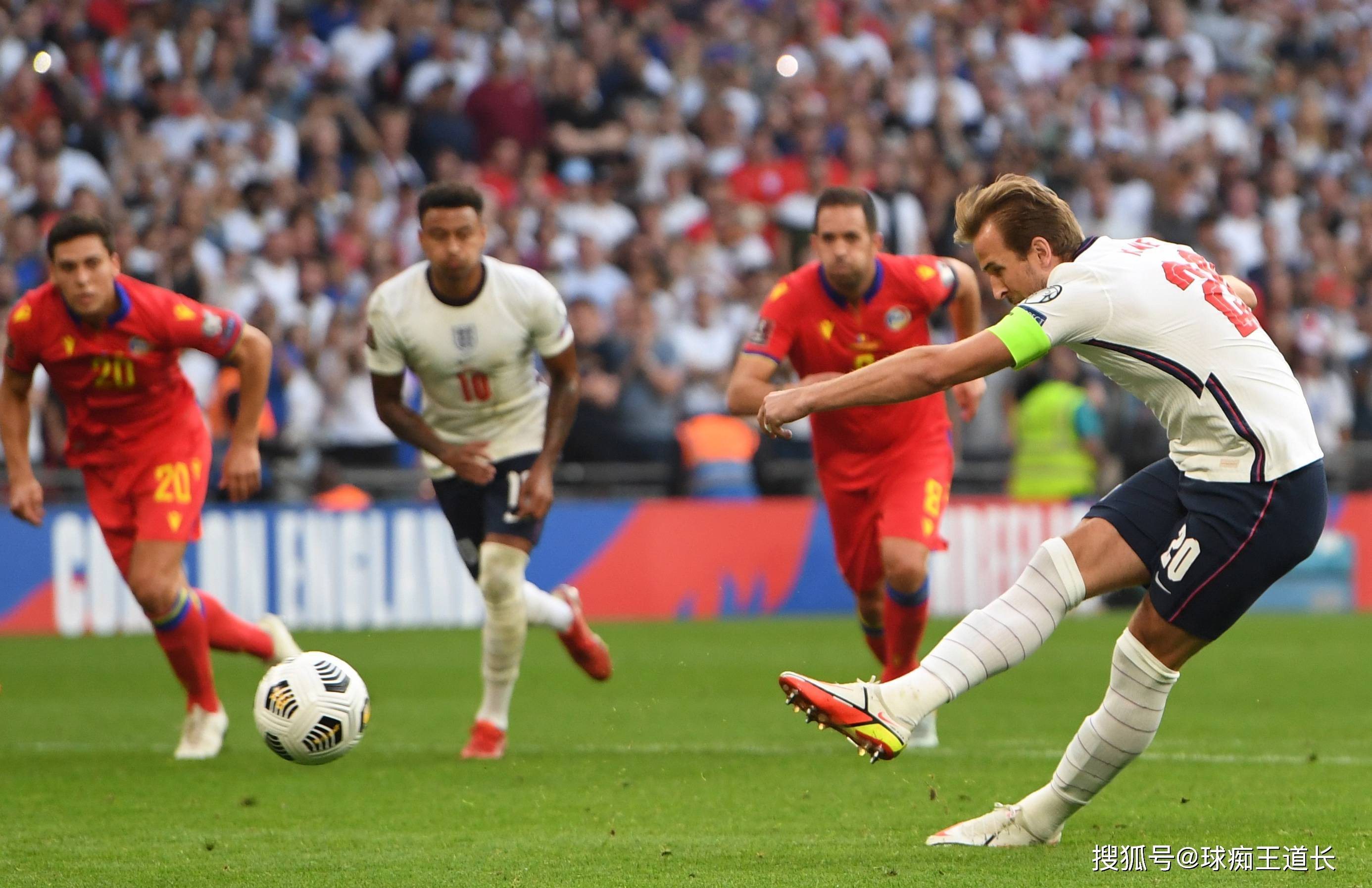 欧洲足球赛事再起高潮，球队拼尽全力的简单介绍