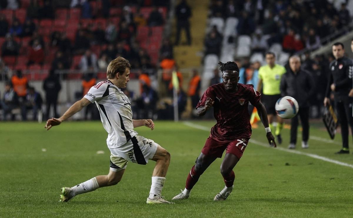 九游APP-包含欧联杯次回合胜负难测：球队备战全力以赴的词条