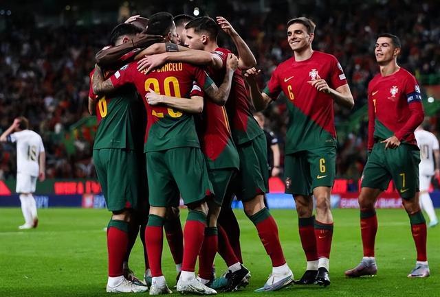 冰岛队在欧预赛中战胜对手，受到赞誉