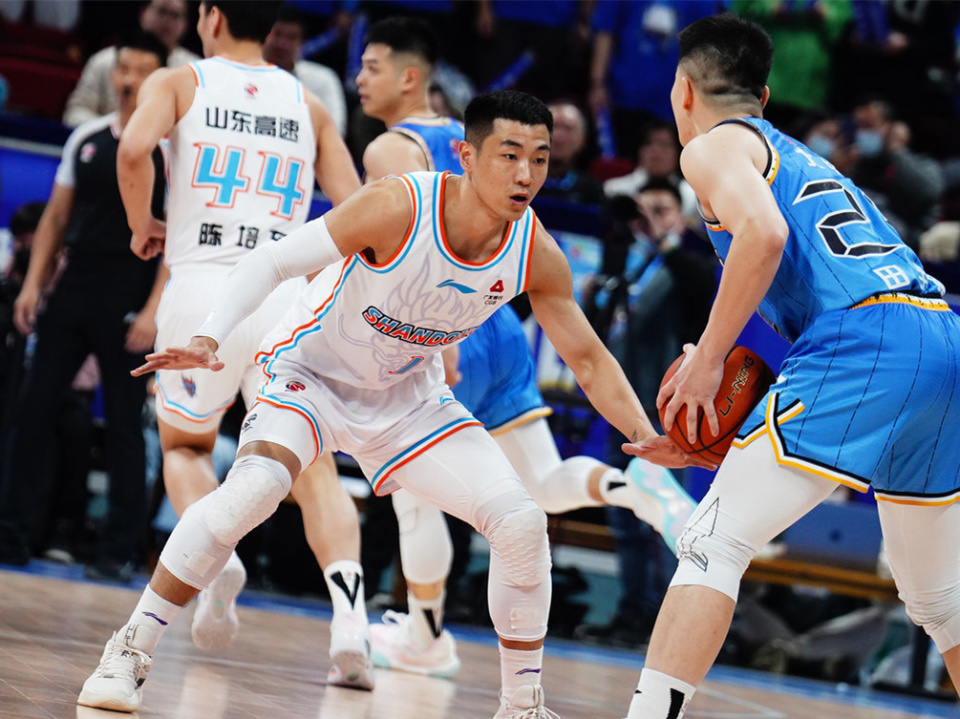 山东男篮惊险逆转，绝地反击夺胜