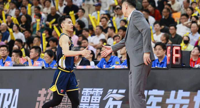 球迷热议一场激烈对决：胜利者最终胜出的简单介绍