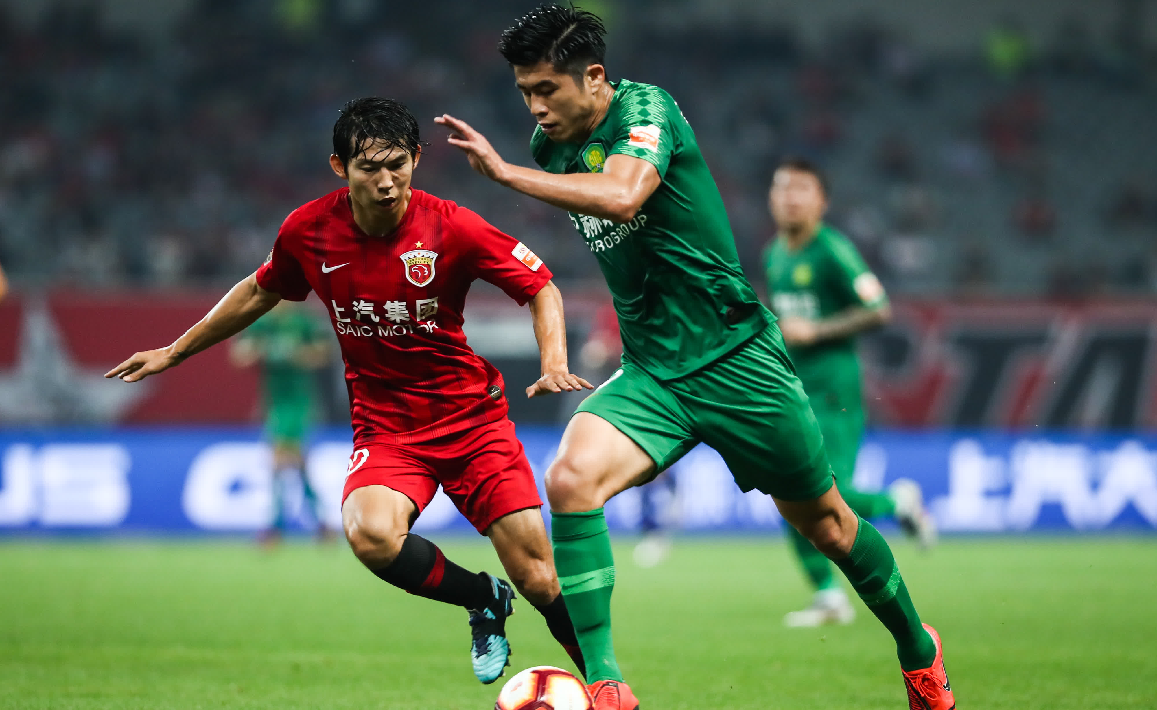 关于青岛黄海主场逆转北京国安，取得关键胜利的信息