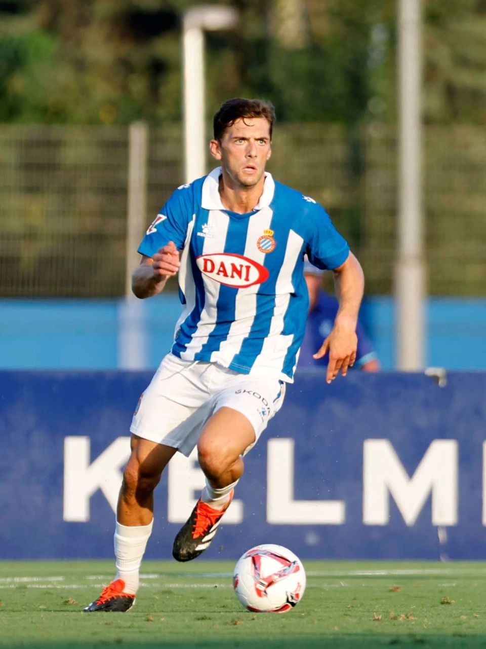 韦斯卡队员表现出色，帮助球队战胜对手的简单介绍