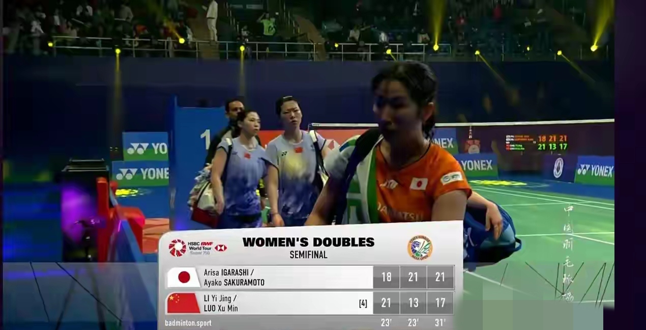 羽毛球比赛选手巅峰对决，谁能笑到最后