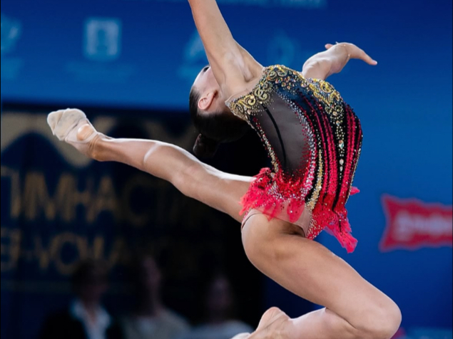 包含体操比赛中，雄风依旧令人叹为观止的词条