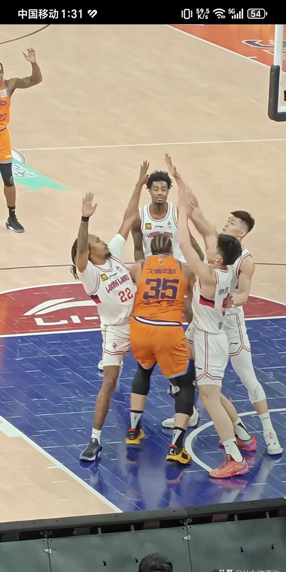 关于防守型中场抢断助攻漂亮，助球队赢得胜利的信息