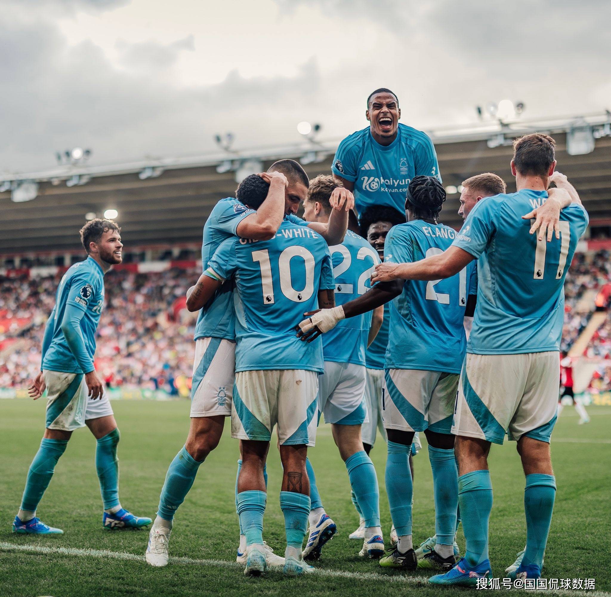 九游体育直播-外援球员发挥出色，团队配合默契无间