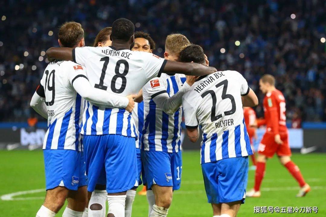 柏林赫塔坐镇主场，率先打破僵局取胜