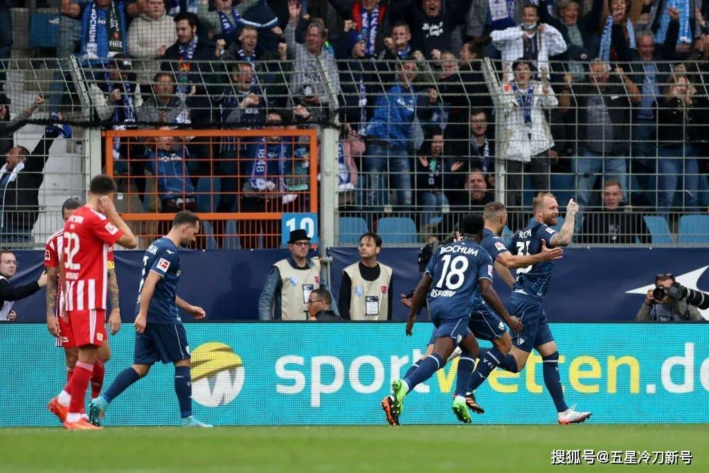 柏林赫塔坐镇主场，率先打破僵局取胜