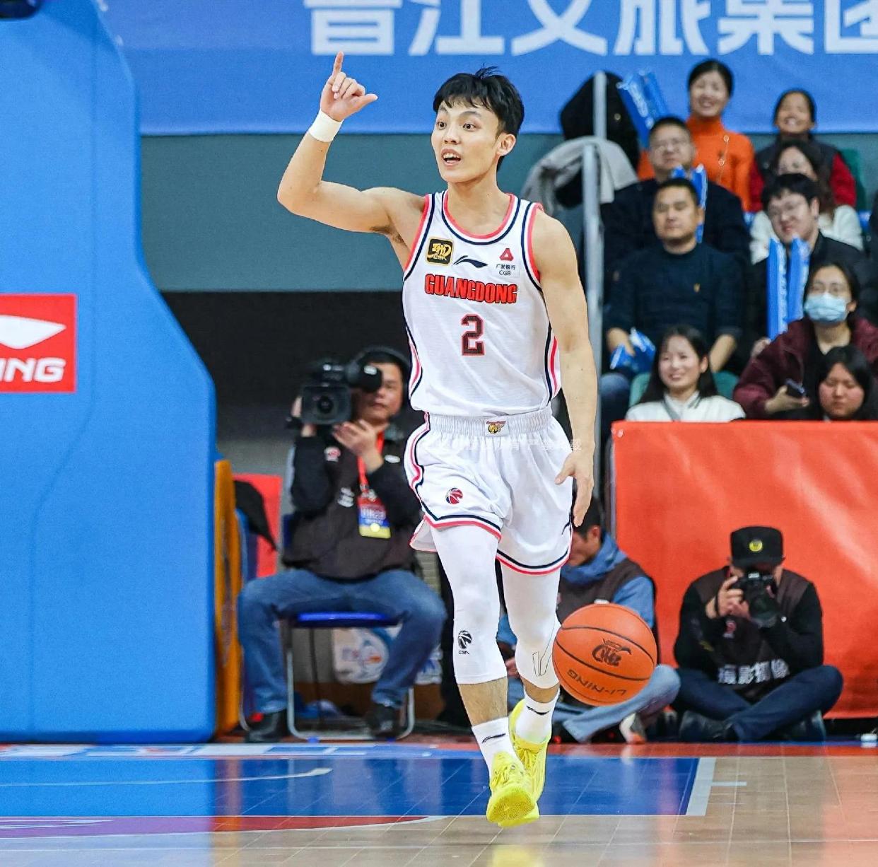 广东男篮再胜北京队，稳操胜券