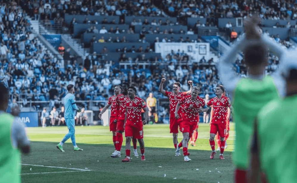 足球国际赛场上发生令人瞩目事件