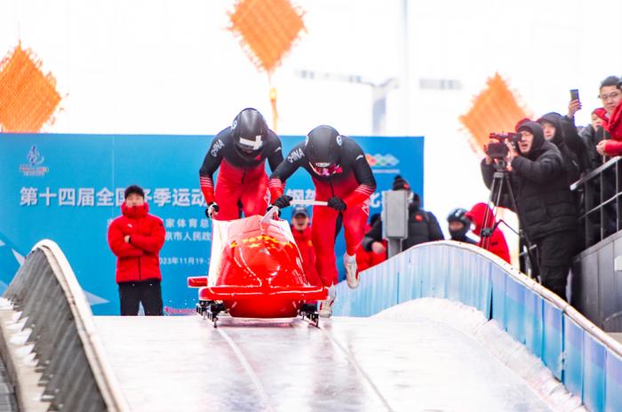 德国运动员在雪车比赛中创造历史记录的简单介绍