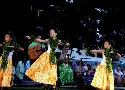 泡利尼西亚代表队夺取金牌，傲然凯旋