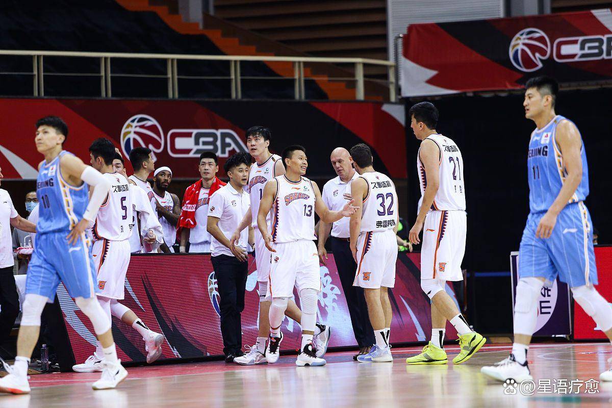 比赛中球员硬碰硬，为球队取得压倒性胜利