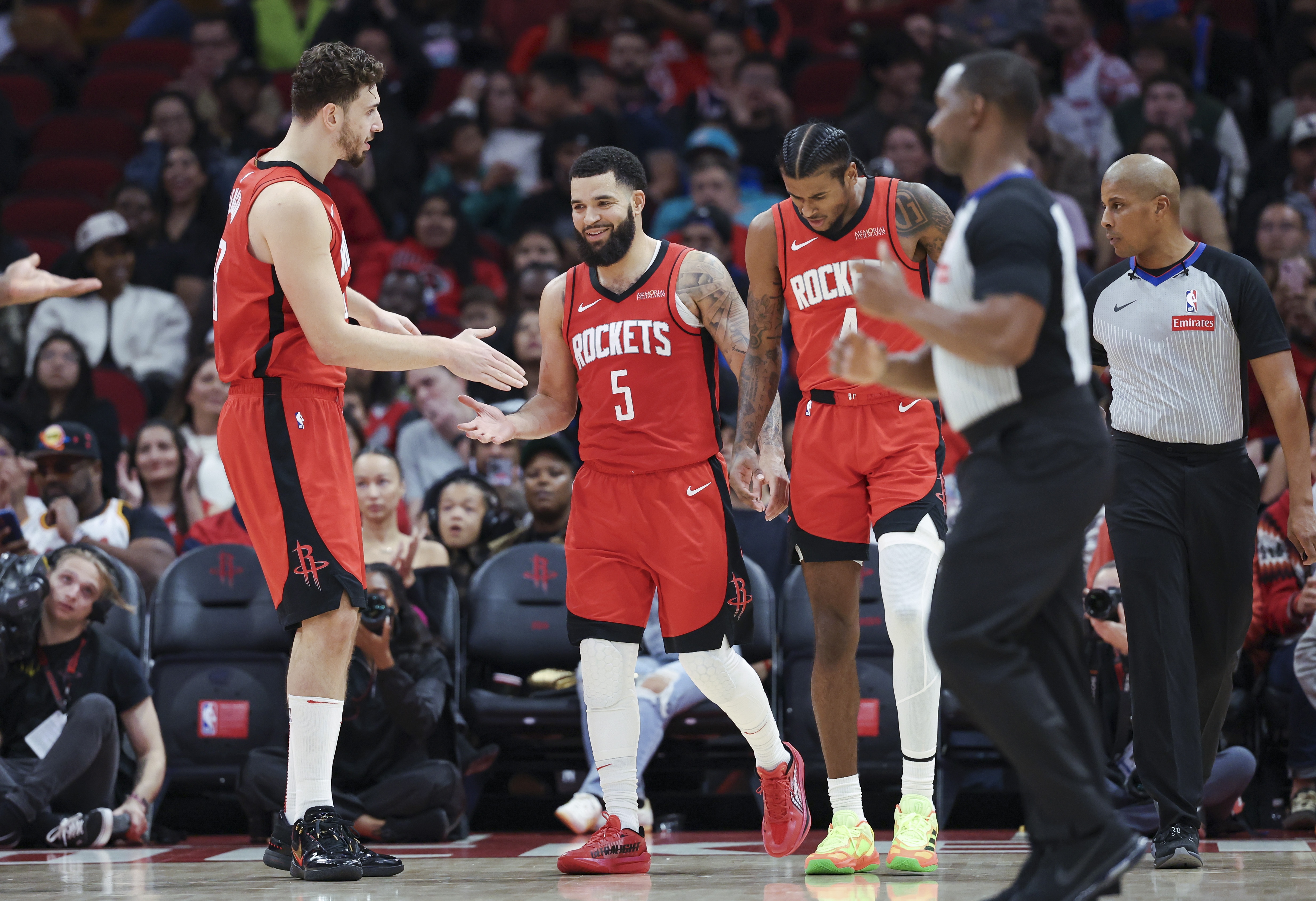 完美表现！球队全员发威轻松获胜