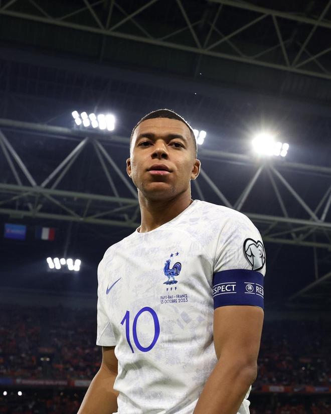 法国足球新秀：姆巴佩击败老牌巨星