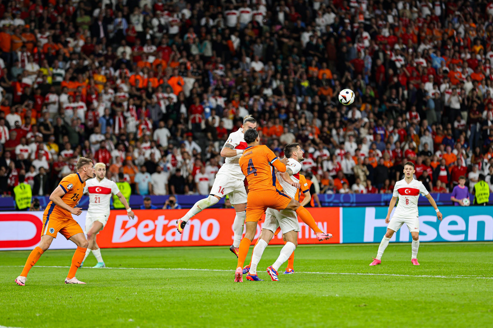 包含荷兰客场战胜土耳其，小组榜首位置不动摇的词条