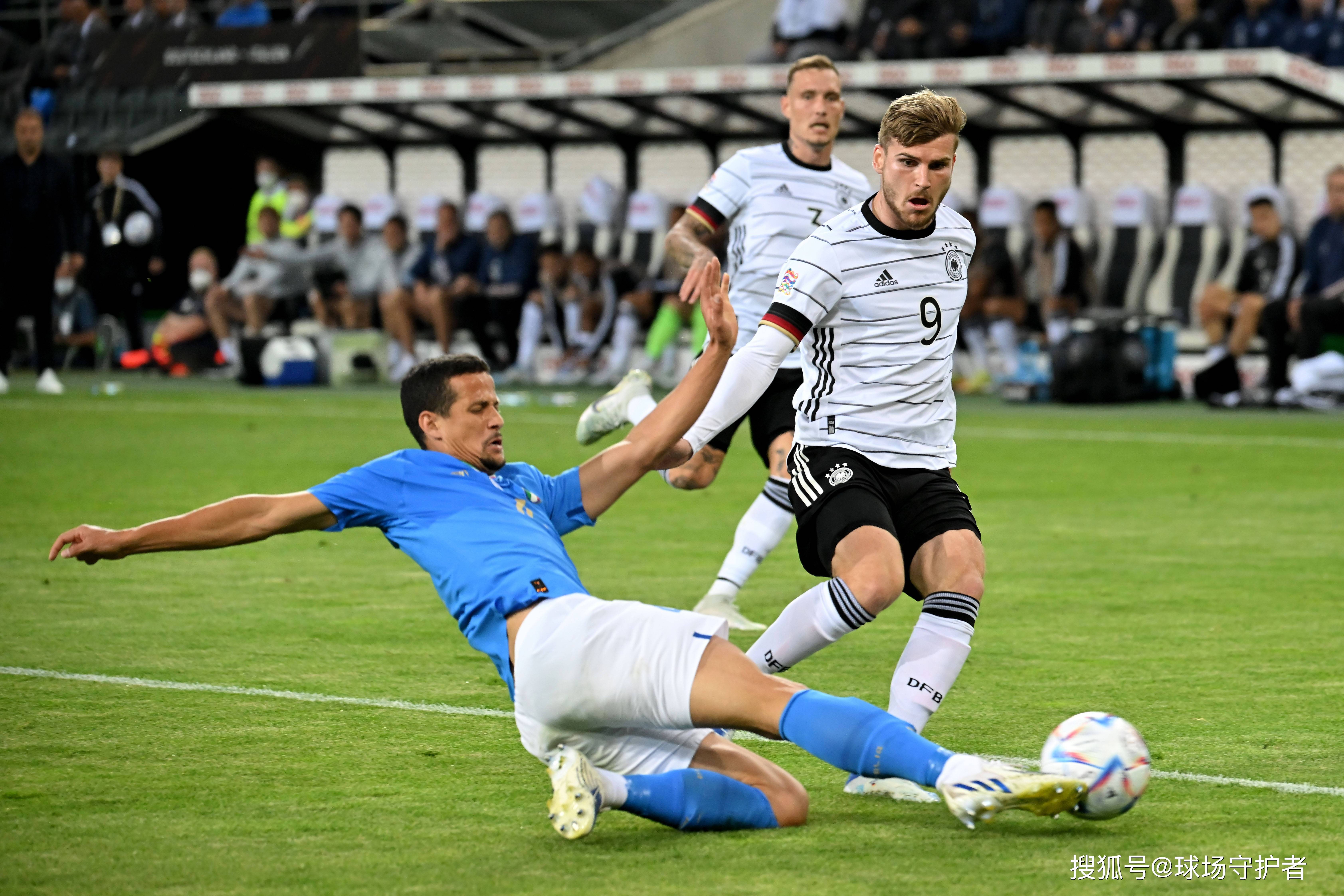 包含荷兰客场战胜土耳其，小组榜首位置不动摇的词条