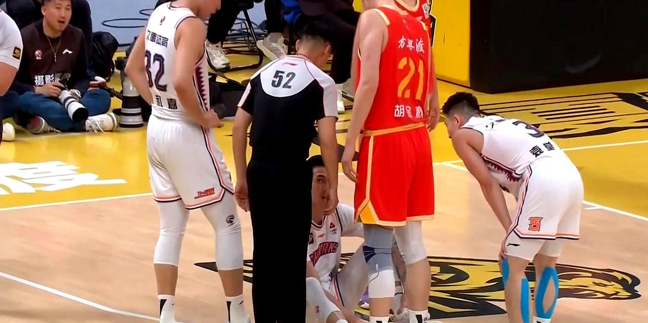 九游体育APP下载-篮球比赛中发生了一场激烈的争执