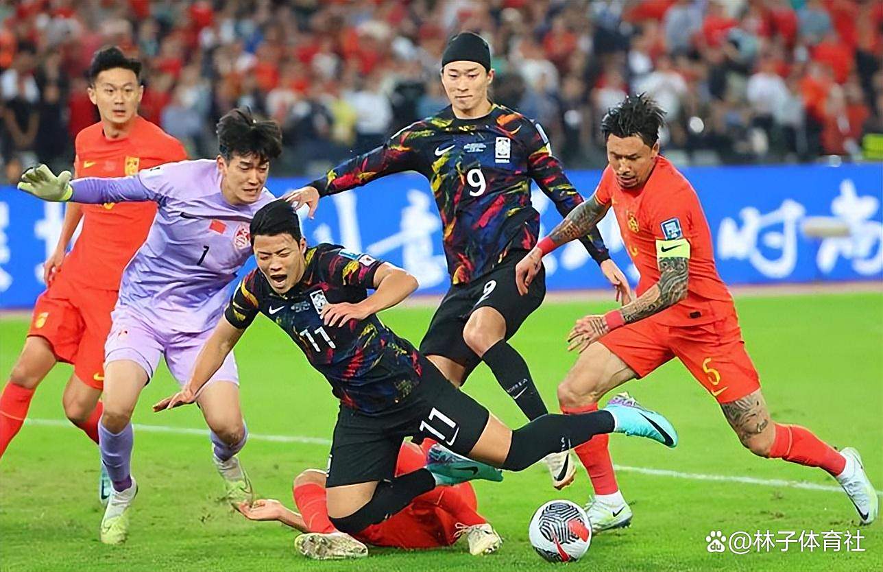 九游娱乐网站-比赛拼抢激烈，球员身体素质优势显著