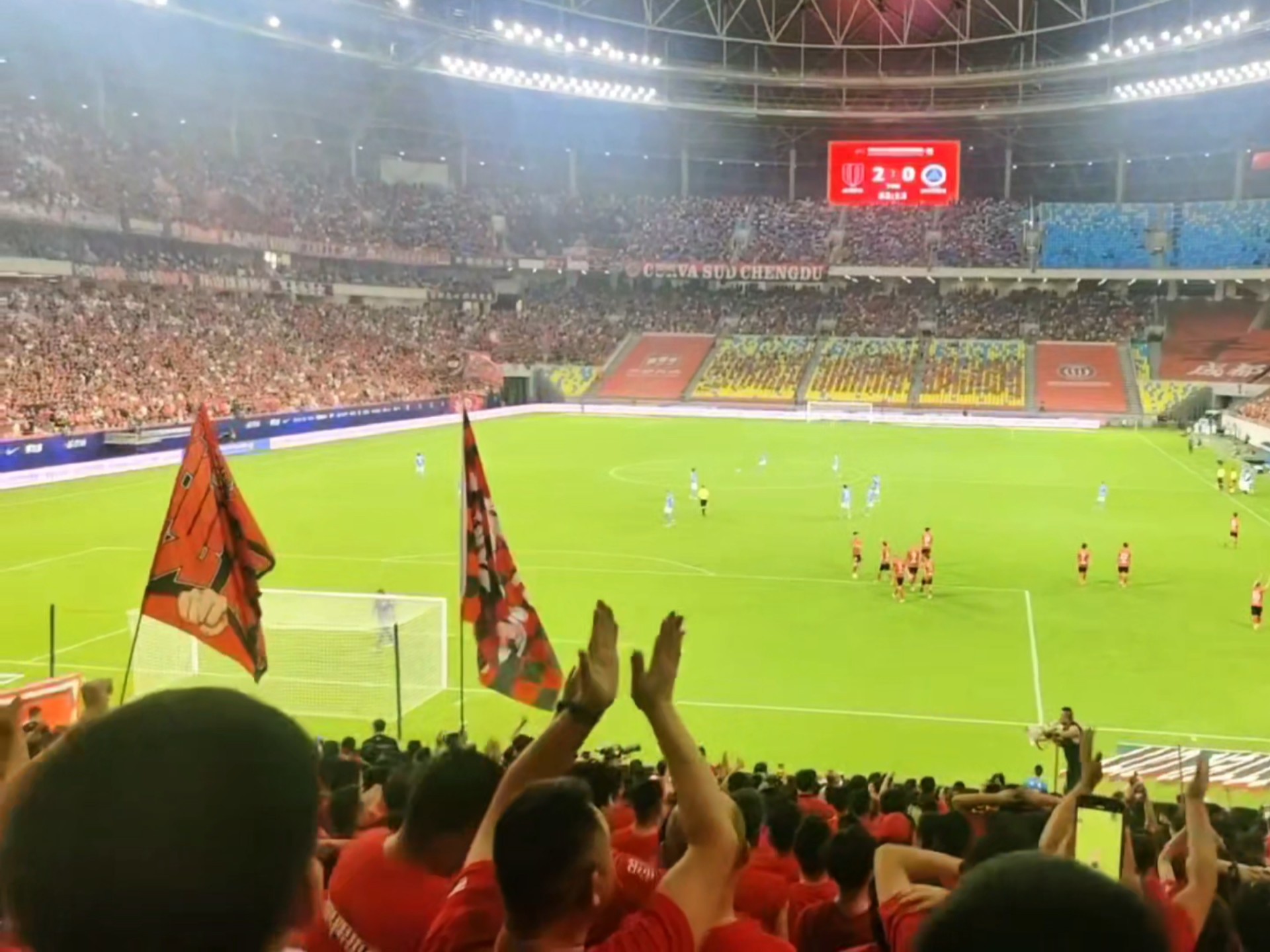 主场比赛现场气氛火爆球迷狂欢