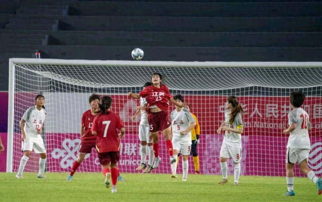 突尼斯女足队面对强手展现拼搏精神