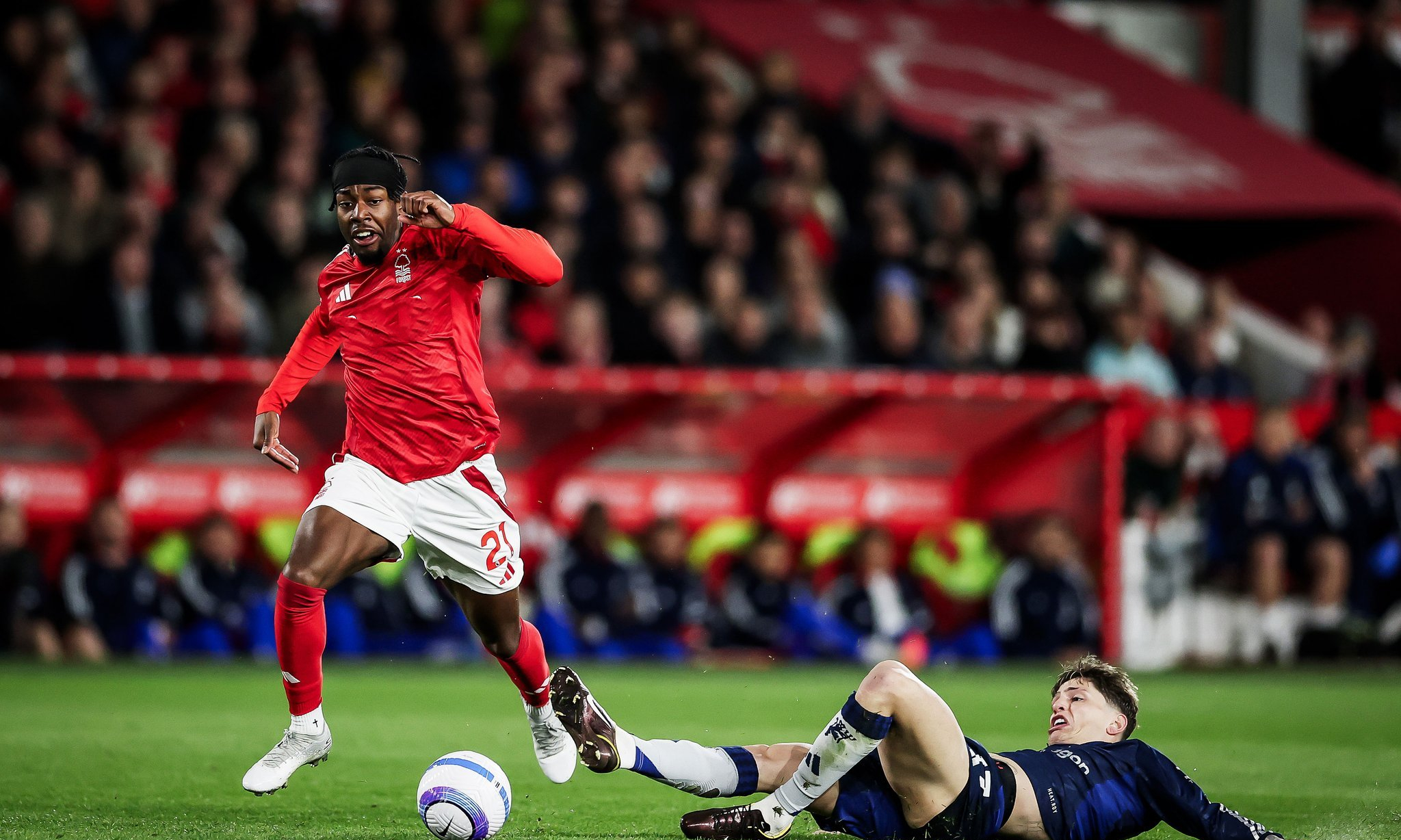 客场比赛中，强队发挥失常，让球迷意外