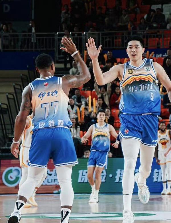 新疆队遭遇激烈竞争，险胜对手