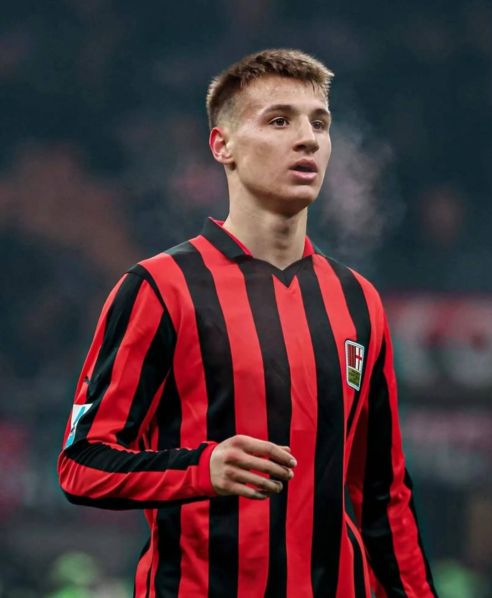 九游娱乐官方网站-AC米兰实现惊艳反击，锋线犀利