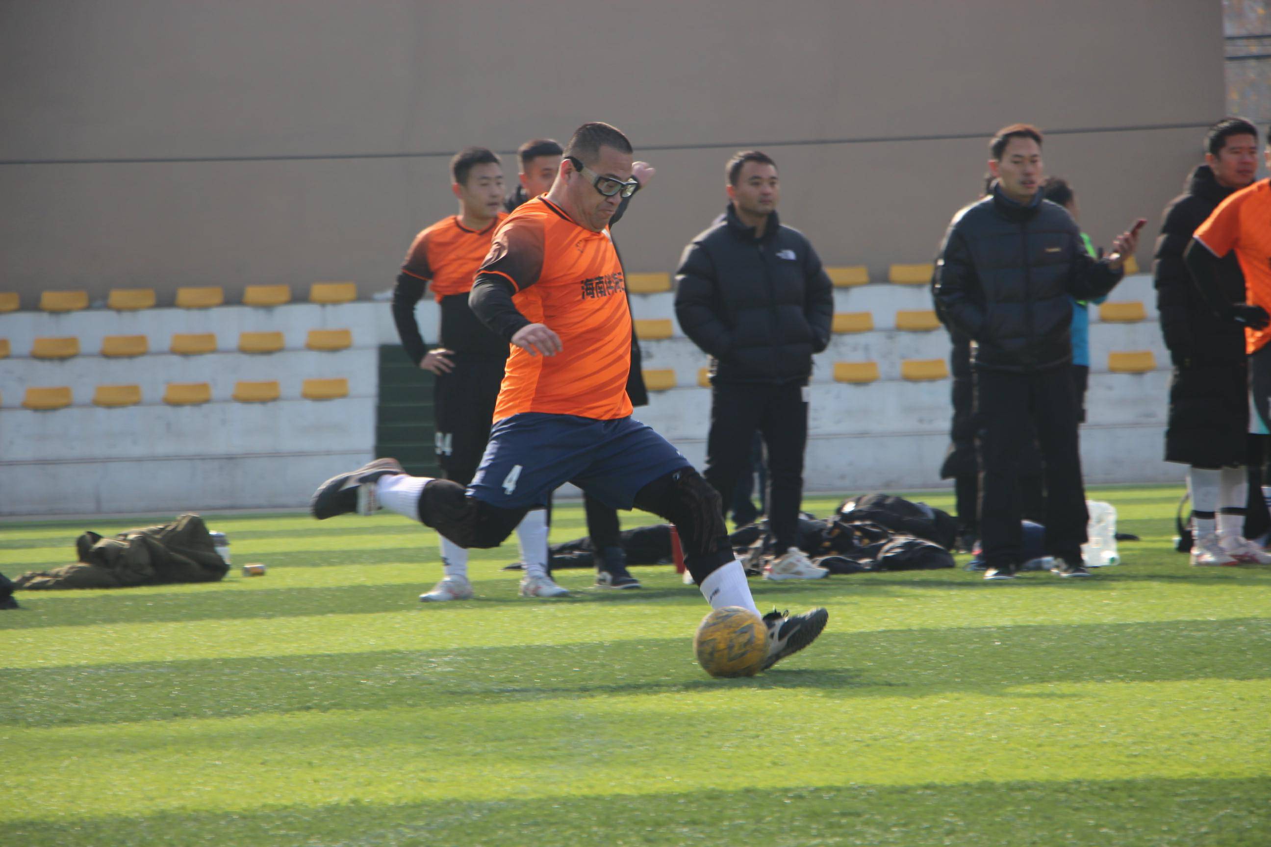 足球比赛中的华丽技术让人赞叹