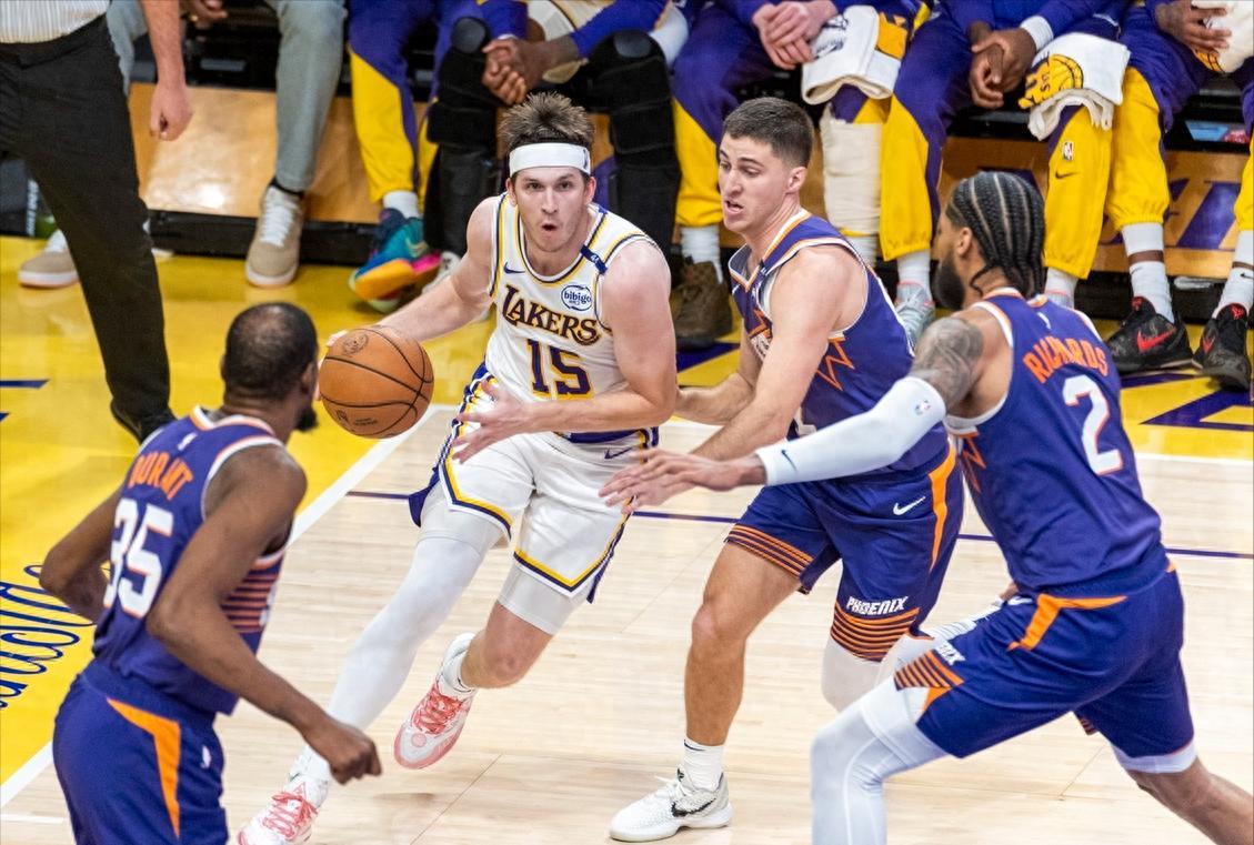 湖人队新援表现出色，助球队逆转