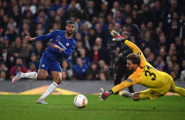 弗兰克福射入点球，逼平米兰逆袭进军决赛