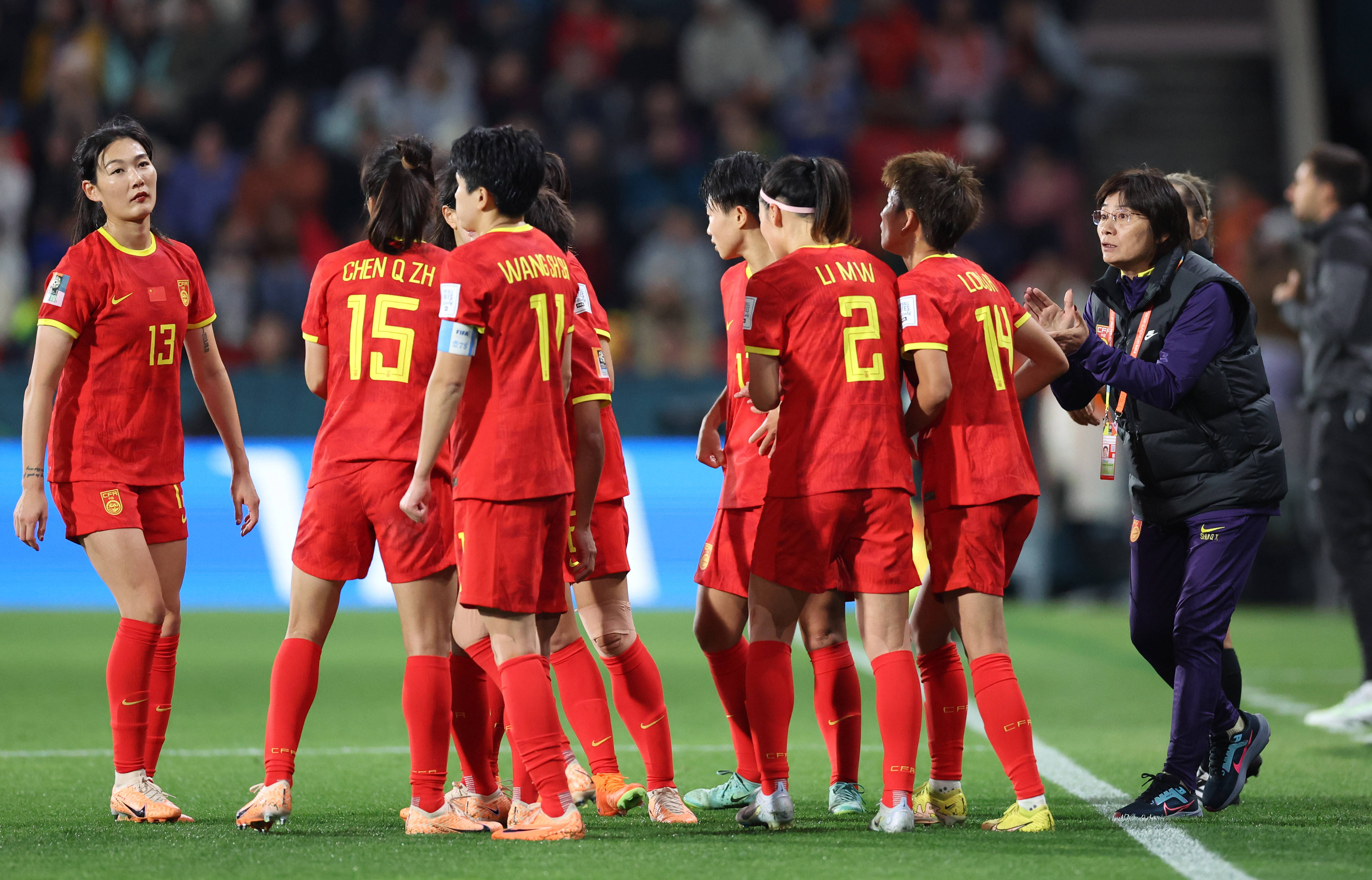 世界杯赛场:中国女子足球队斩获关键胜利