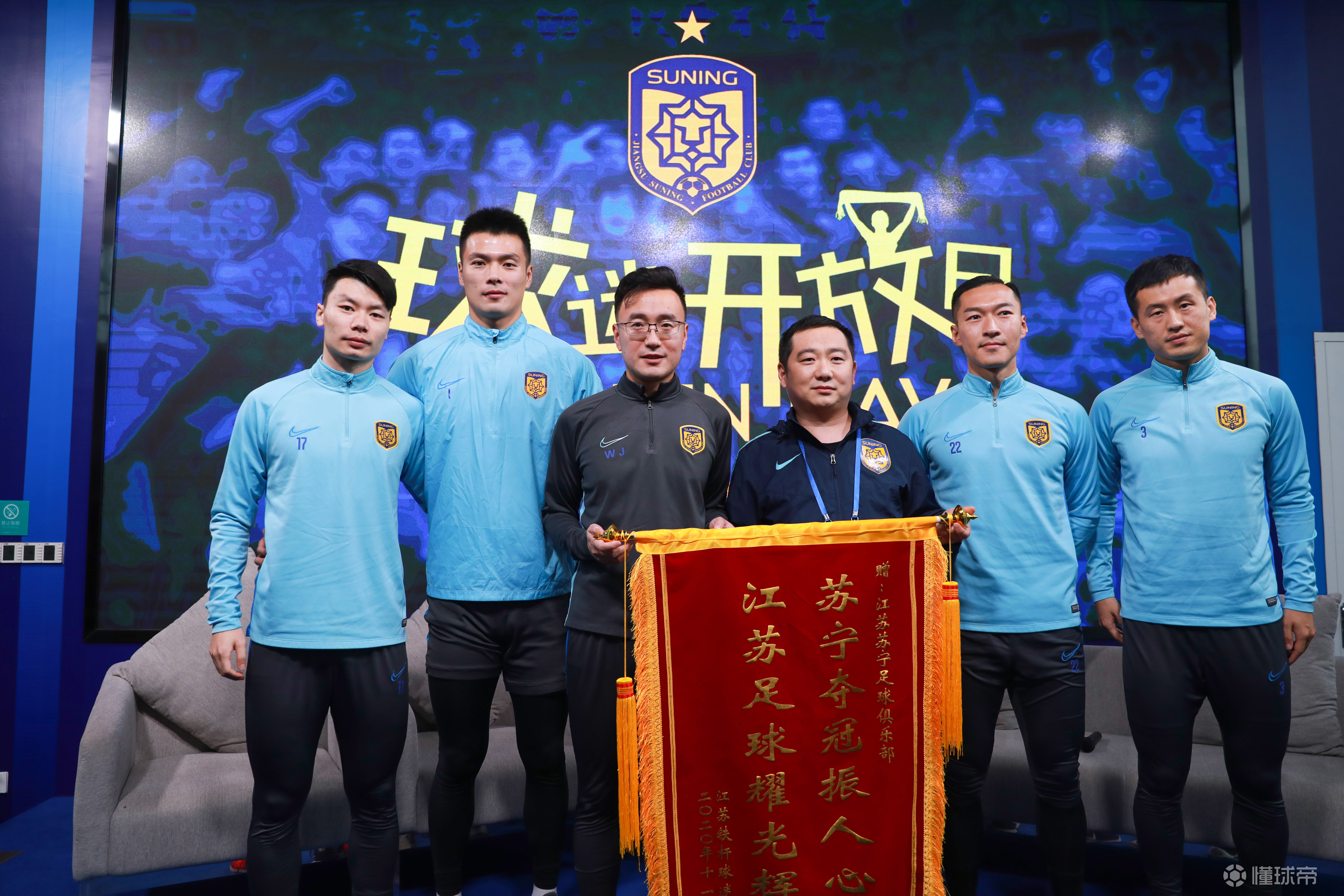 包含江苏苏宁在主场击败对手，稳步登顶的词条