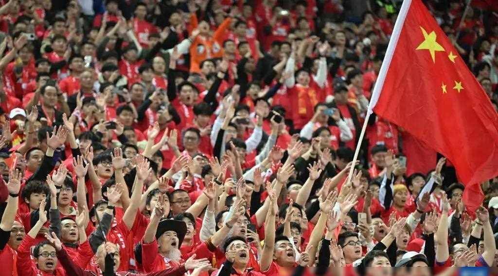 足球比赛中球员逆袭取得胜利！