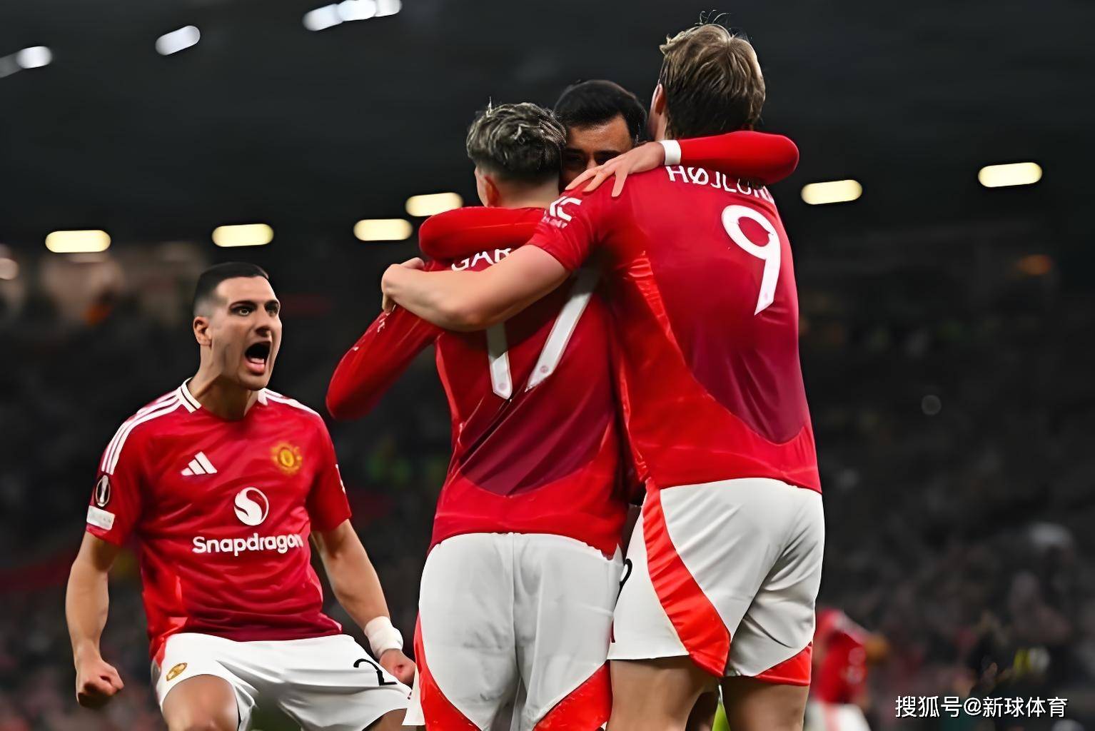 欧预赛中的精彩瞬间，球迷欢呼雀跃