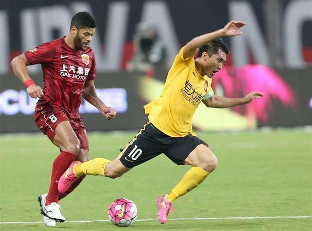 重庆力帆客场胜利，保持领跑积分榜