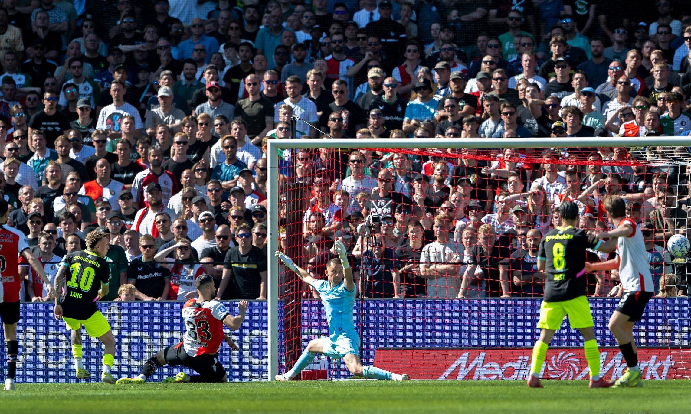 关于阿贾克斯再次获胜，继续在荷甲榜首位置的信息