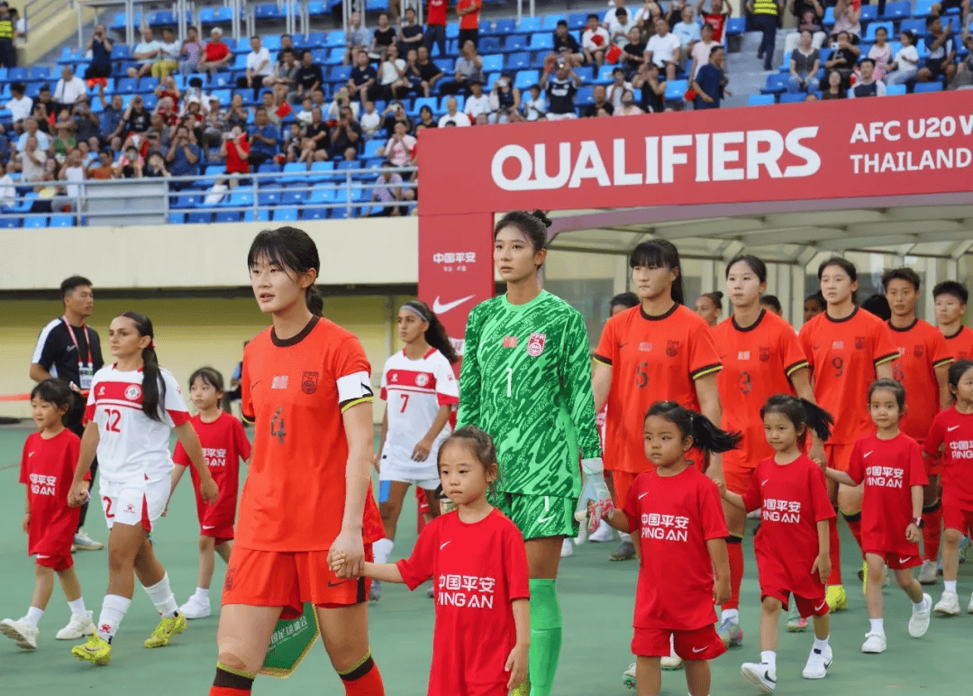 中国女足队员在亚洲比赛中展现实力