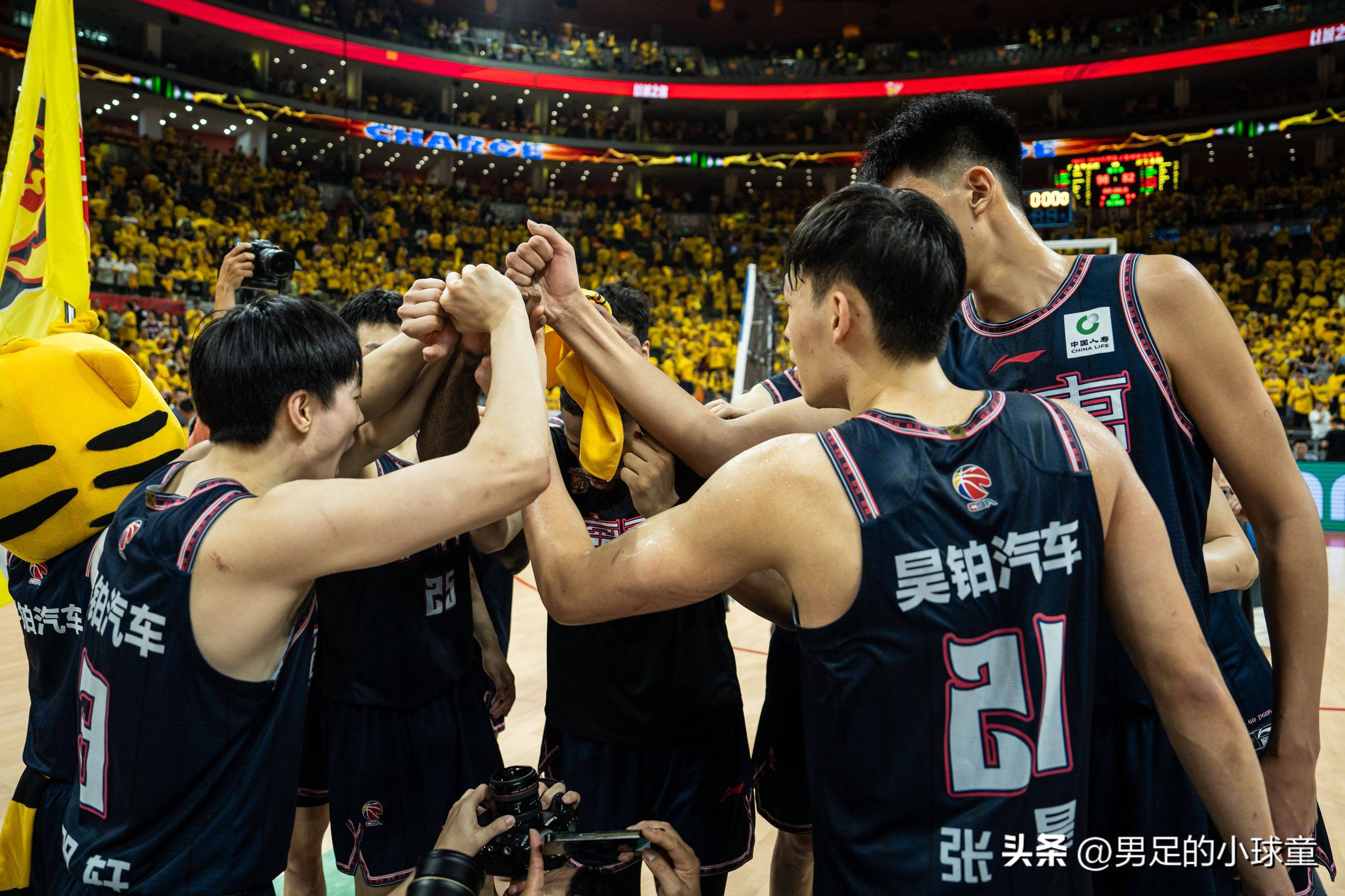 九游APP-包含CBA比赛场上球员互相拼抢，搏击残酷竞争的词条