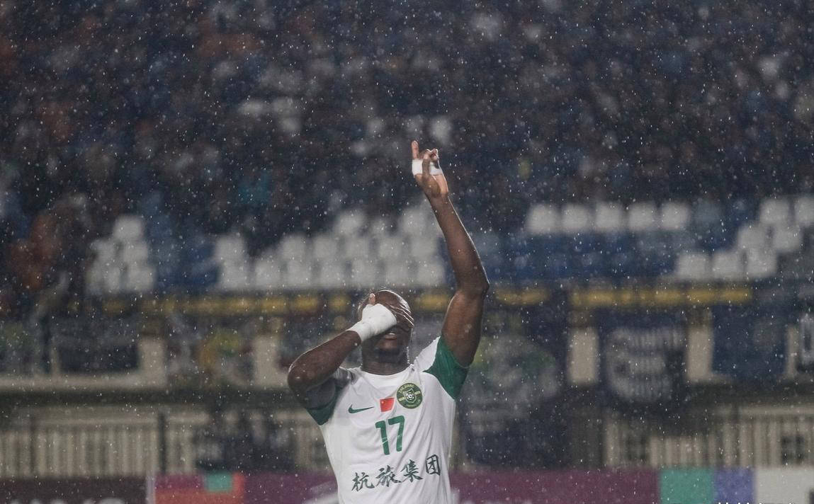 绿城门将神勇表现，为球队拯救关键一球的简单介绍