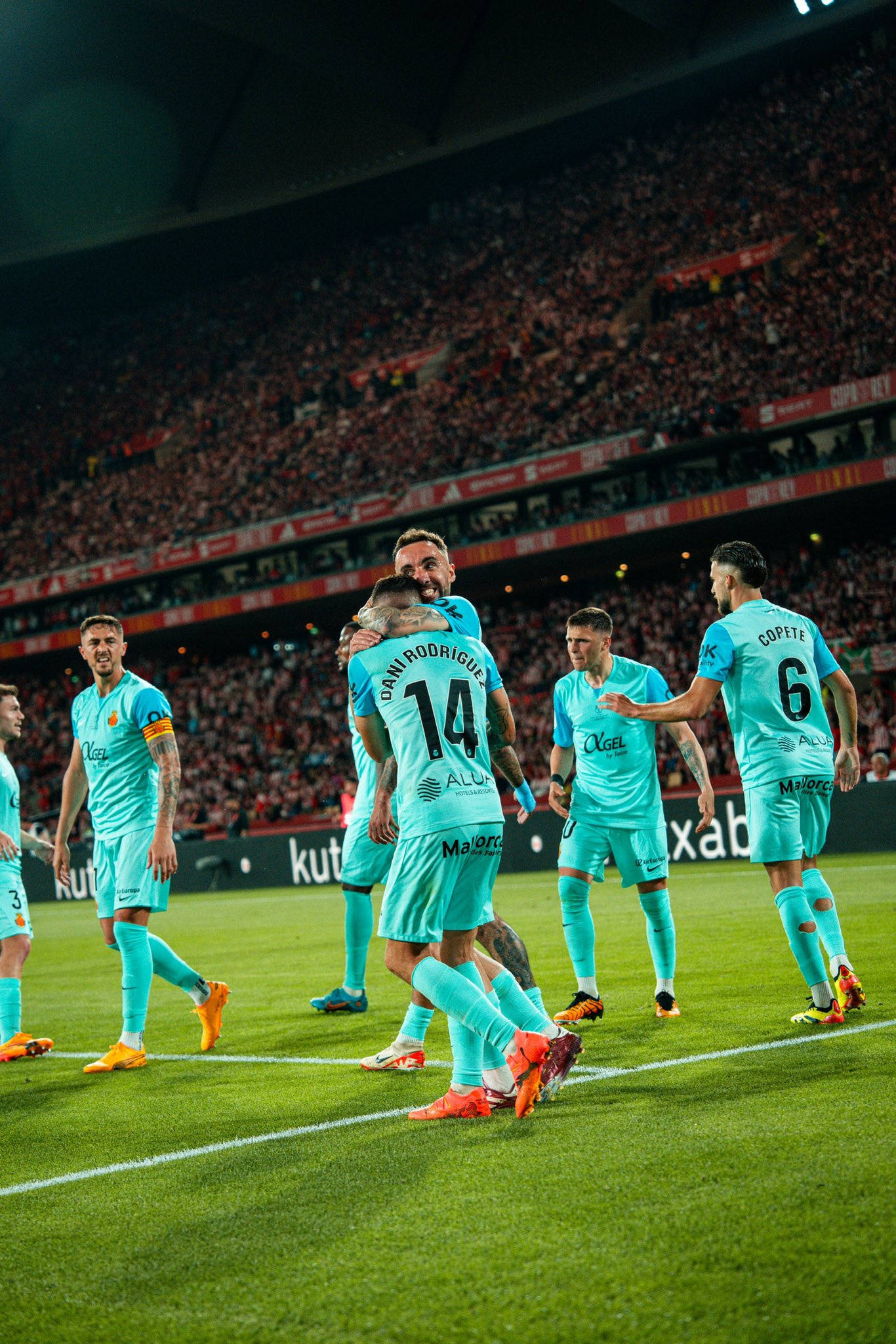 包含皇家马德里战平马拉加，守住头名位置的词条