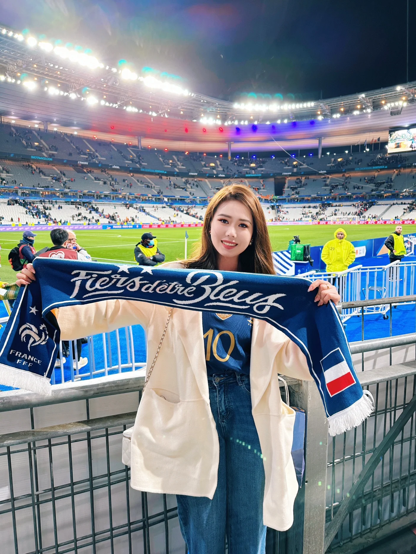 欧预赛竞技激烈，球迷热情高涨