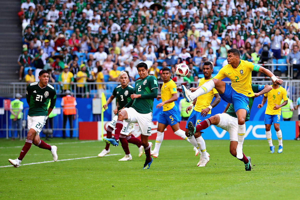 九游娱乐网页-足球比赛的紧张气氛，球员们奋力拼搏！的简单介绍