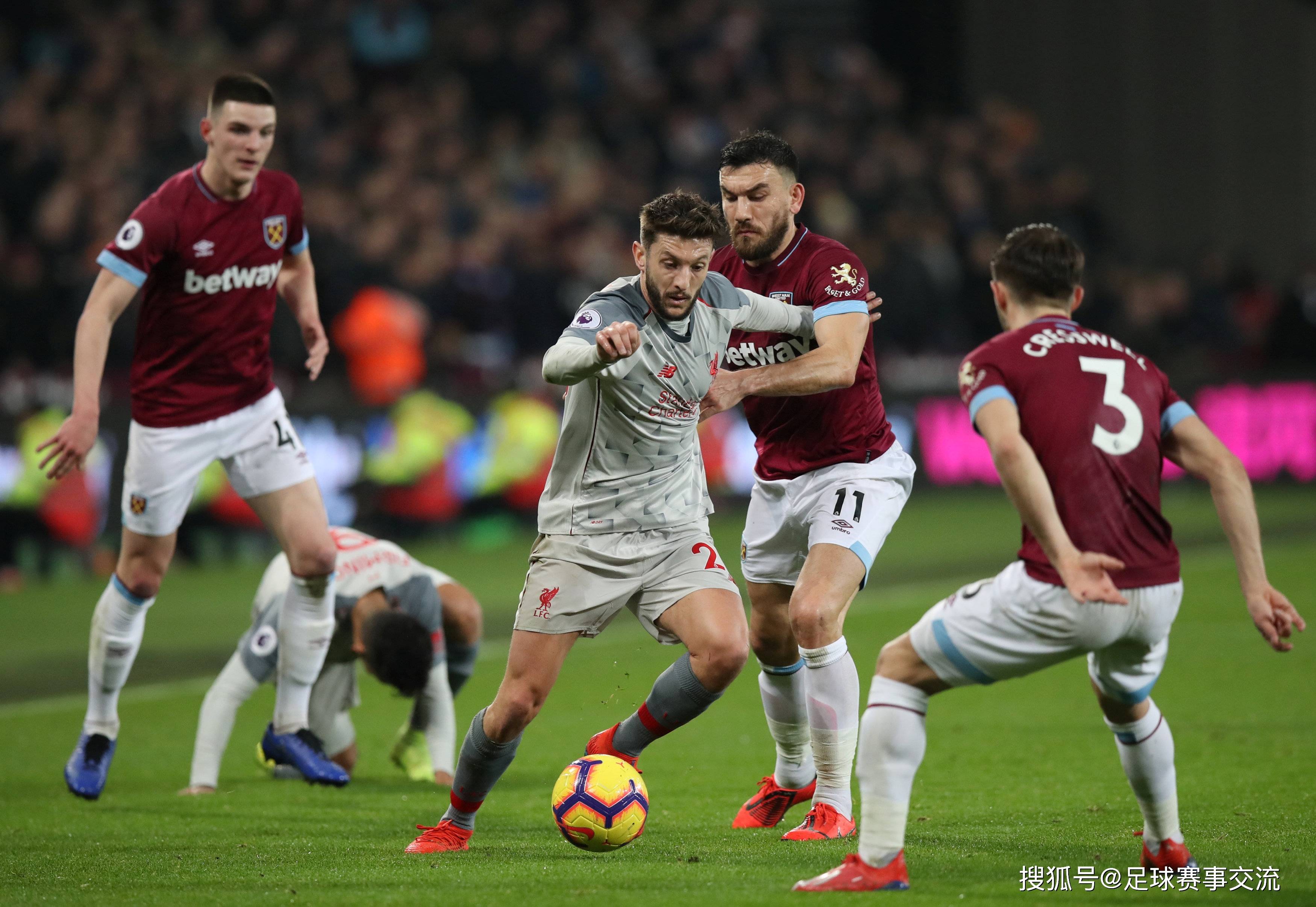 足球比赛的紧张气氛，球员们奋力拼搏！的简单介绍